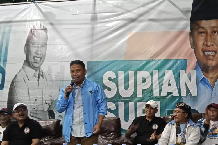 Calon Walikota Depok, Supian Suri saat merespon keluhan masyarakat dalam NgobraSS dan Nonton Bareng di Taman Merdeka, Kelurahan Abadijaya, Kecamatan Sukmajaya, Kota Depok, Sabtu (29/6). (GERARD SOEHARLY/RADAR DEPOK)