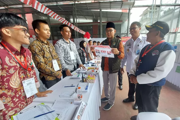 Wakil Walikota Depok, Imam Budi Hartono meninjau proses pemungutan suara di Rumah Tahanan (Rutan) Kelas I Depok, Rabu (14/2). (ANDIKA/RADAR DEPOK)