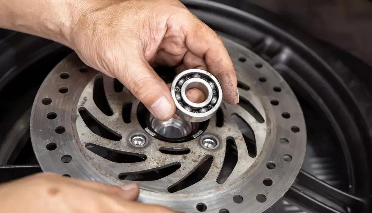 Teknisi bengkel sedang memperbaiki bearing motor./net 