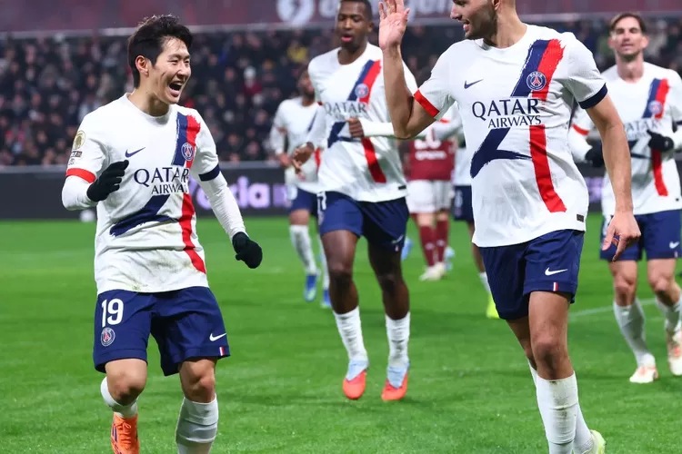 Penyerang Metz asal Senegal, Habib Diallo, dan bek Paris Saint-Germain asal Ekuador, Willian Pacho, saat pertandingan Ligue 1 Prancis di Stade Saint-Symphorien di Metz, Prancis timur, pada 13 Desember 2025. (FOTO : X PSG)