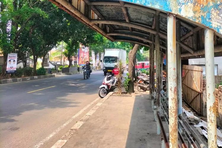 Kondisi halte di Jl. Jend. Ahmad Yani tidak terawat, penuh karat dan kropos.
