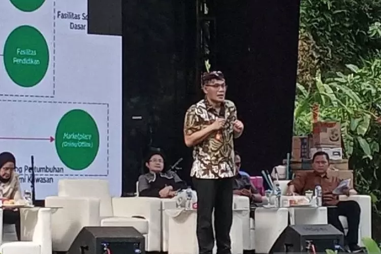 Kepala Badan Percepatan Pengentasan Kemiskinan (BP Taskin), Budiman Sudjatmiko, menyampaikan sambutan dalam acara Temu Gerakan Desa Membangun yang diadakan di Desa Melung, Kecamatan Kedungbanteng, Kabupaten Banyumas, Jawa Tengah, pada Jumat (13/12/2024) sore. ANTARA/Sumarwoto.