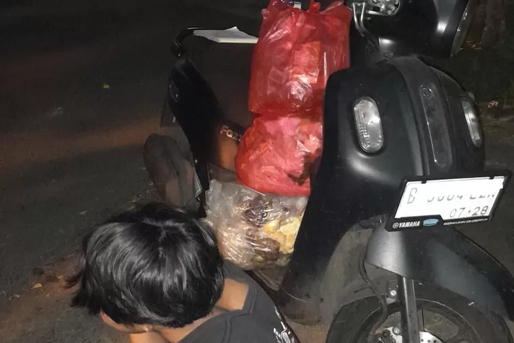 Salah satu warga yang terkena OTT yang dilakukan DLHK Depok di Jalan Proklamasi, Kecamatan Sukmajaya, Depok. (RADAR DEPOK)