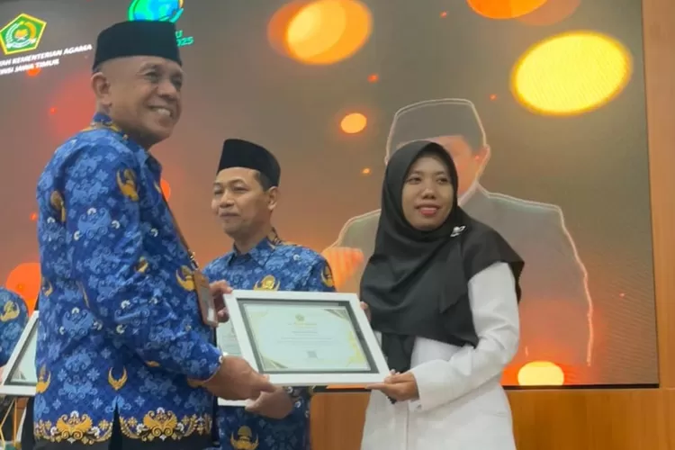 Kepala Madrasah Hj Anis Faridah MPd berhasil meraih penghargaan Kepala Madrasah Inovatif Terbaik 1 dalam ajang Awarding GTK 2025 