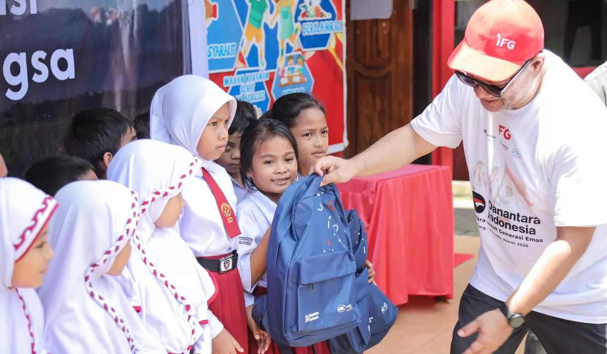 Indonesia Financial Group (IFG) bersama anggota holding menyalurkan sebanyak 4.000 paket perlengkapan sekolah kepada anak-anak sekolah dasar (SD) di tiga wilayah di Sulawesi Utara. (Kalimantansatu.com/Dok. IFG)