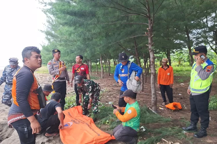 Petugas mengevakuasi jenasah Mastur, warga Jungsemi yang menolong bocah tenggelam di muara Pantai Indah Kemangi Minggu 16 november 2025.  (Edi prayitno/kontributor kendal)