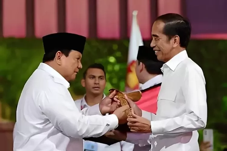 Presiden Prabowo (kiri) buka suara soal isu masih dikendalikan Jokowi (kanan). (Instagram/jokowi)