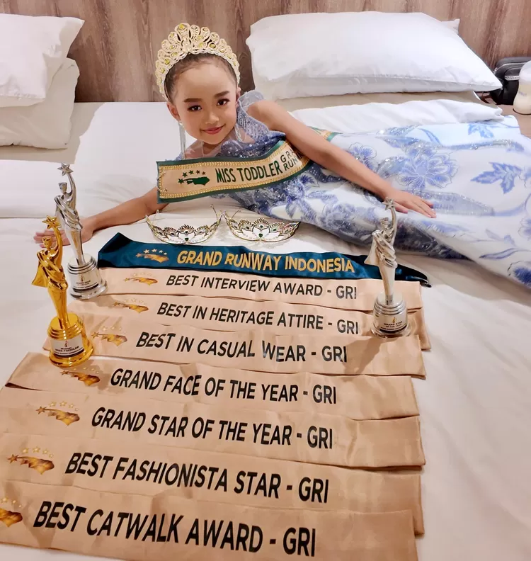 Aisyah Zahira Putri Ismail berfose dengan seluruh penghargaan yang di raih pada ajang Grand Runway Indonesia 2025