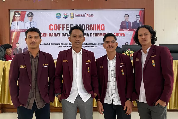 Ketua IMM Abdya Mukhlisin (dua dari kiri) dan rekan di Blangpidie