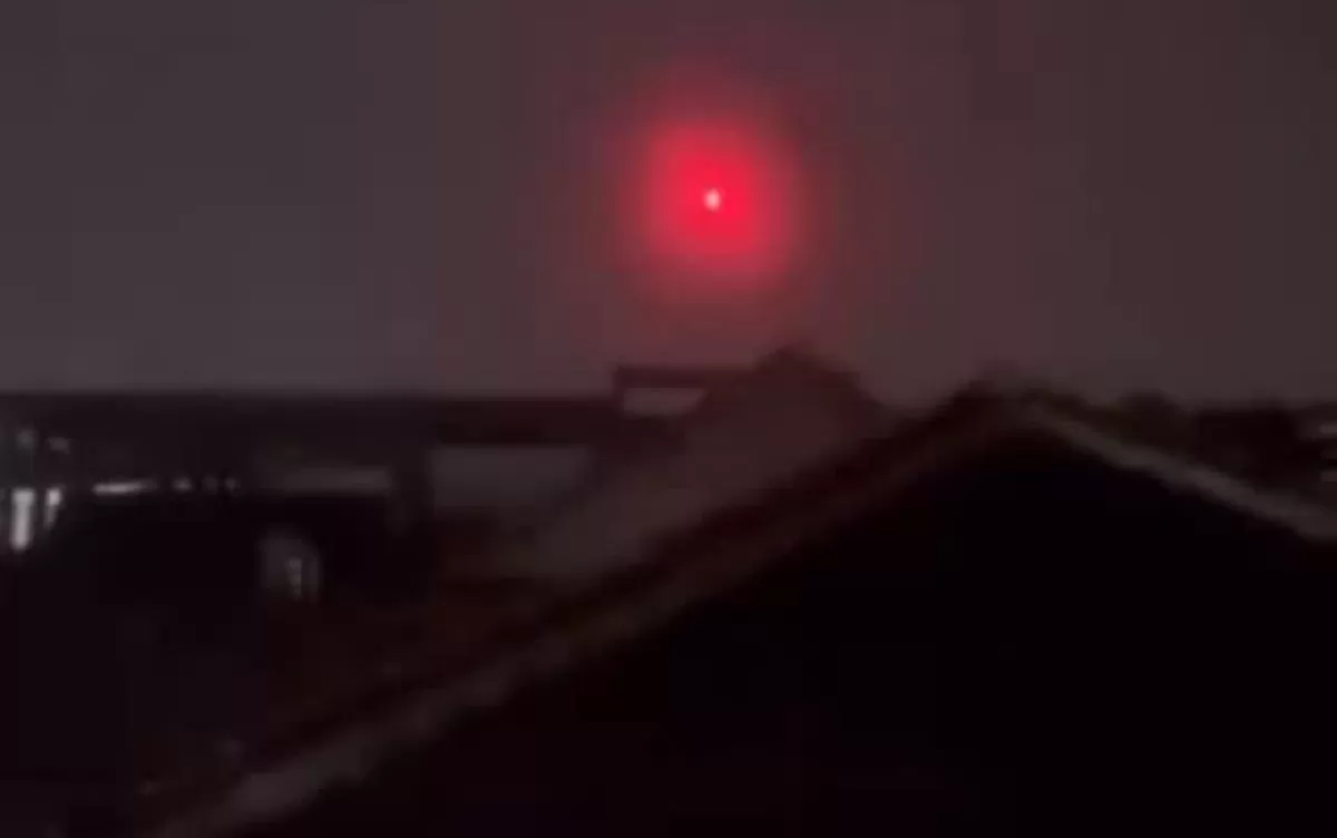 Potret penampakan cahaya merah di langit Condongcatur Sleman Yogyakarta yang ramai disorot dan dikaitkan dengan benda antariksa hingga banaspati (Instagram/merapi_uncover )