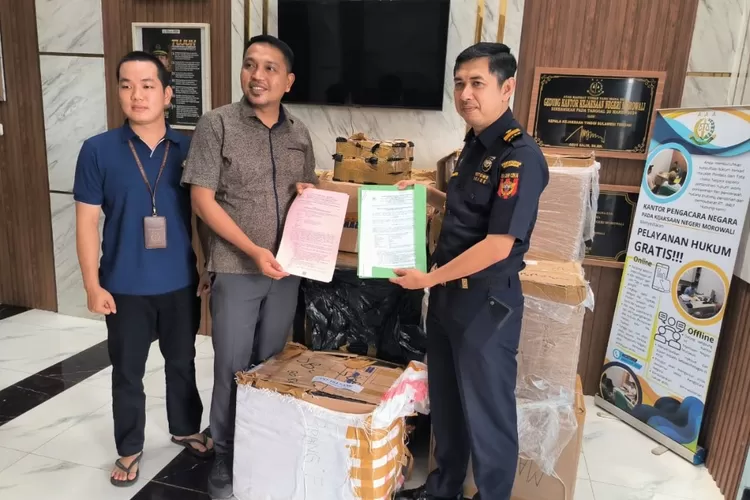 Penyerahan barang bukti rokok ilegal oleh bea cukai morowali ke jaksa
