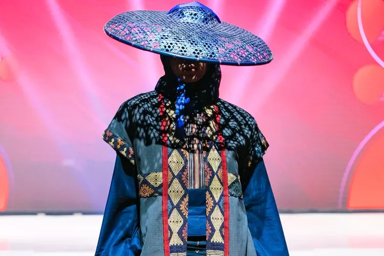 Model mengenakan busana karya desainer Jogja tampil di platform bergengsi seperti Jogja Fashion Week dan Jakarta Muslim Fashion Week.  (Foto: Dok. Istimewa)