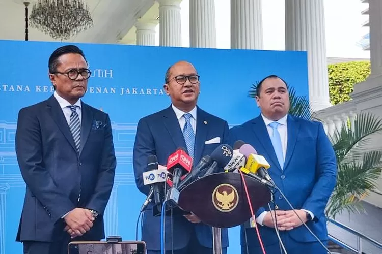 Group CEO Danantara yang juga Menteri Investasi dan Hilirisasi Rosan Roeslani didampingi CIO Danantara Pandu Sjahrir dan COO Danantara Dony Oskaria memberikan keterangan di Istana Kepresidenan Jakarta, Senin (24/2/2025). (ANTARA/Mentari Dwi Gayati)