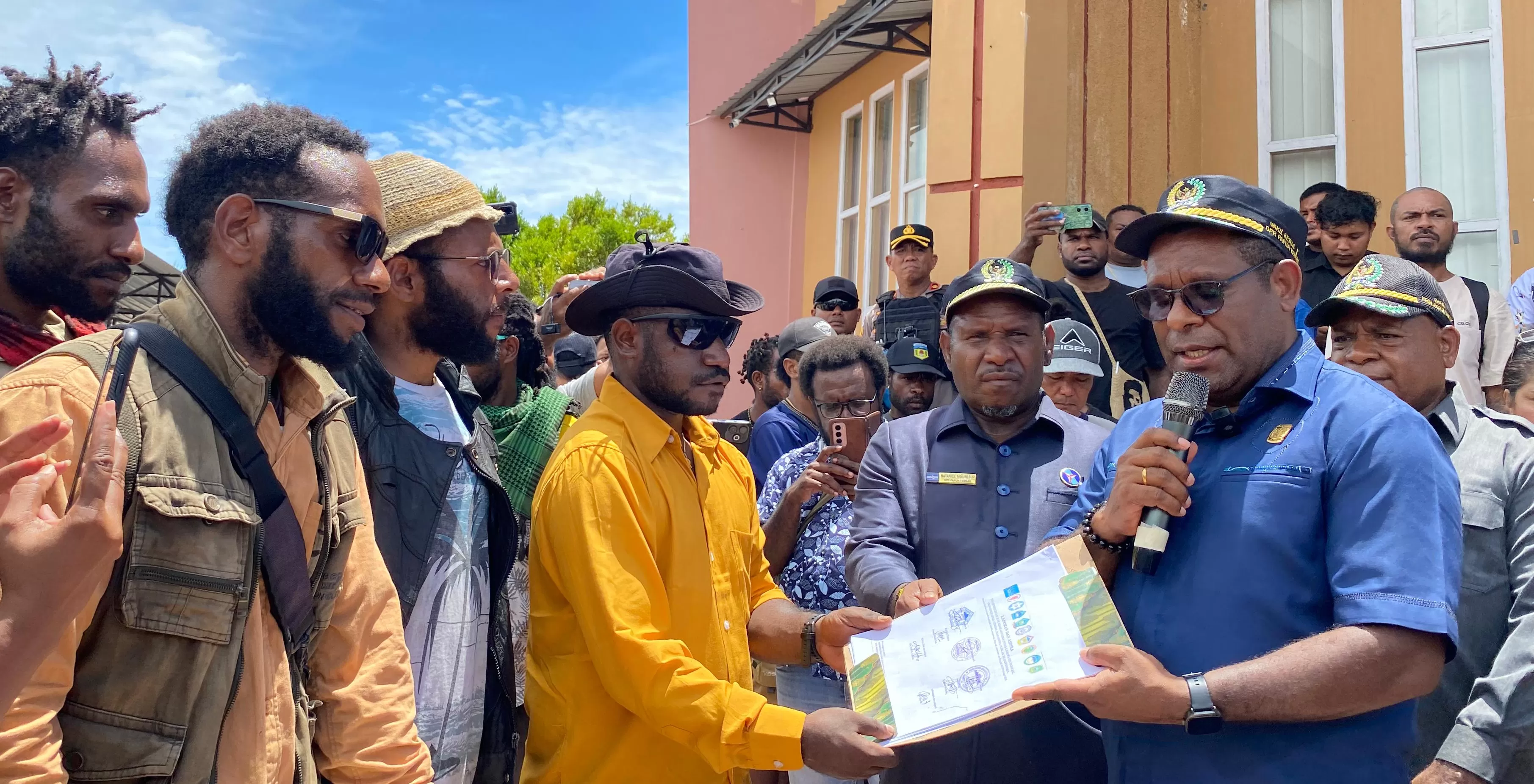 Pimpinan DPR Papua Tengah bersama anggota DPR Papua Tengah Dapil Puncak, saat menerima aspirasi dari massa yang melakukan demo di Kantor DPR setempat, Kamis (10/4/2025). (CEPOSONLINE.COM/THERESIA F. T