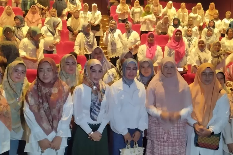 Ketua GOW Kabupaten Bogor Sri Mulyati, bersama Ketua TP PKK Eva Mathiana saat nobar film "Insya Allah Berkah".