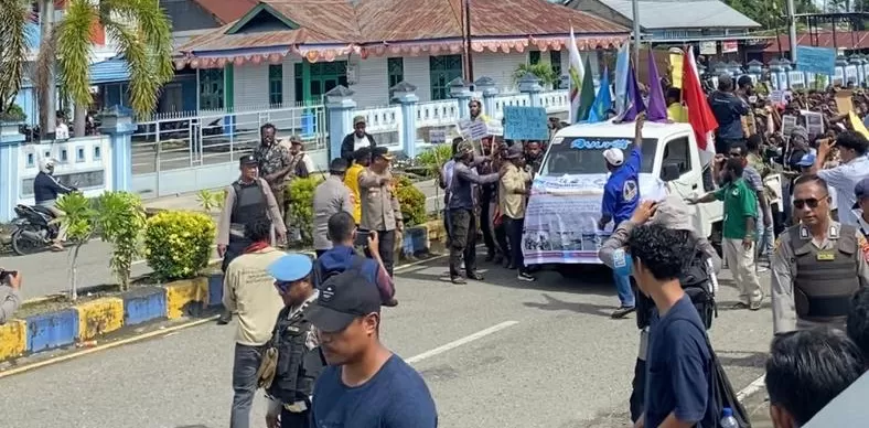 Kapolres Nabire, AKBP Samuel D. Tatiratu saat mengarahkan massa aksi memasuki halaman Kantor DPR Papua Tengah, Kamis (10/4/2025).(CEPOSONLINE.COM/THERESIA. F. TEKEGE) 