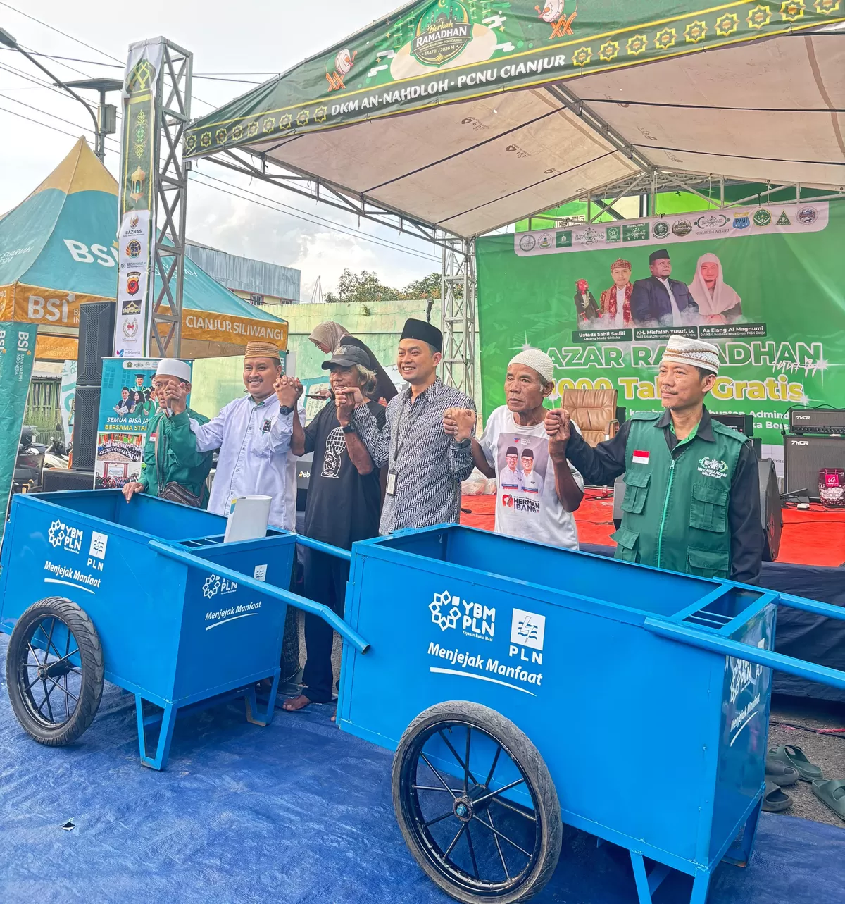 Foto Pembagian Roda Sampah untuk para pemulung (Foto: DKM MKU An-Nahdloh for Journalnusantara )