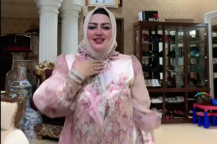 Viral Gegara Gaya Glamornya saat Demo, Ibu Kades Wiwin Terpantau Punya Tas Branded 1 Lemari (Tiktok @ratuwk1414)