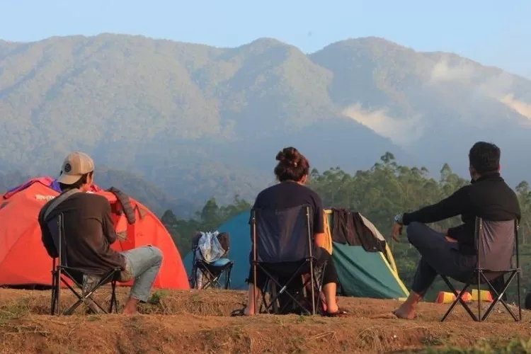 View tempat camping Bukit Saung Geulis yang langsung menghadap ke Gunung Pangrango. (Sumber: Instagram @bukitsaunggeulisjoglo)