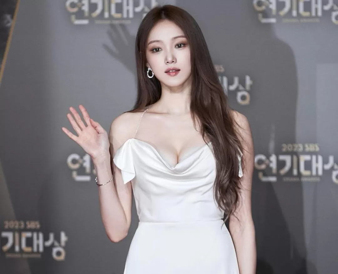 Lee Sung Kyung Dikritik Pakai Gaun Putih Mencolok Di Acara Sbs Drama Awards 2023 Tepat Hari 5535