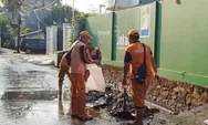 Saluran di Jalan Wijaya Timur Dibersihkan
