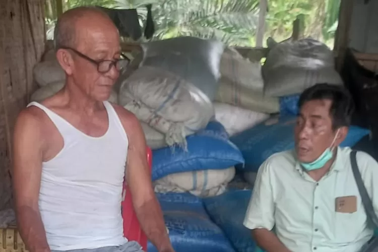 Ketua Koptan Sedulur I Desa Saentis Kecamatan Percut Seituan, Hendri Saragih (kiri)