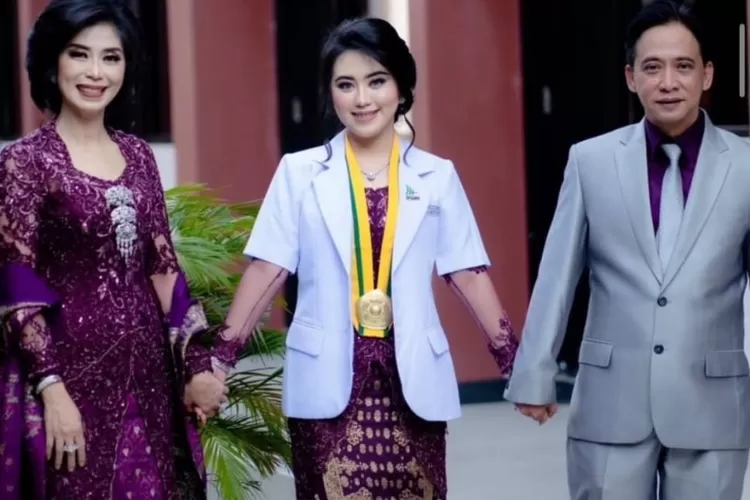 Potret Kebersamaan Lady Aurellia dan Kedua Orang Tuanya. (Foto/Twitter/@nauffall69_)