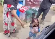 Bikin Haru! Kepolosan Bocah Pengungsi Aceh Tamiang Lompat Kegirangan Saat Dapat Bantuan Baju Baru