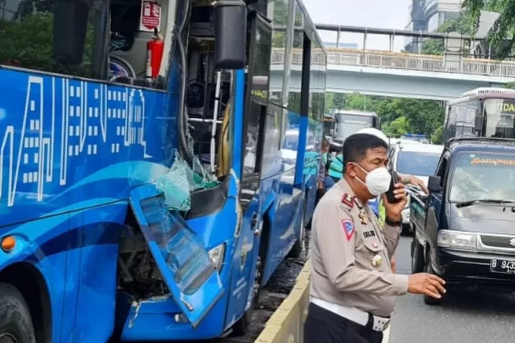 Tiga Orang Tewas Pada Insiden Tabrakan Transjakarta, Polisi Selidiki ...