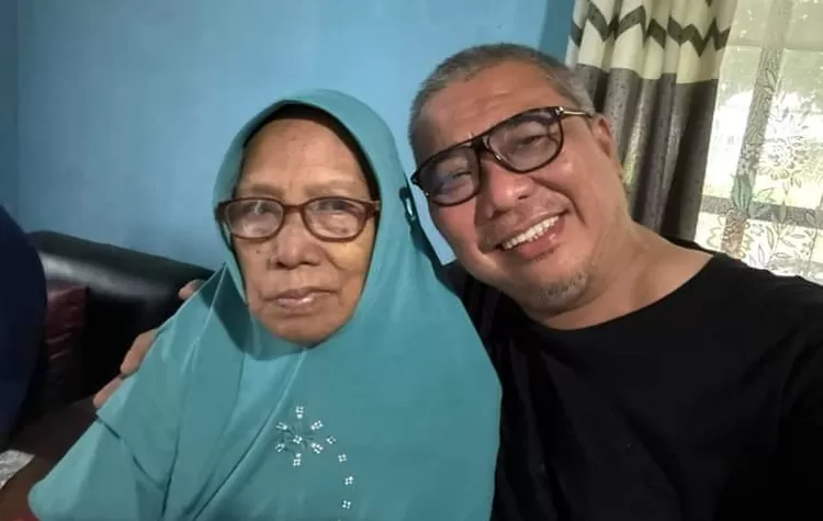 Ahmad Ali saat menemui Guru SD-nya di Ampana. Sebelum pindah ke Ampana, sang guru dulunya mengajar di Morowali. (Foto: Ist). 