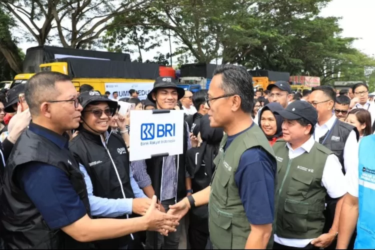 Danantara Indonesia bersama Badan Pengaturan Badan Usaha Milik Negara (BP BUMN) mengerahkan dukungan 109 armada truk pembawa bantuan kemanusiaan di Sumatera (Dok. Danantara)