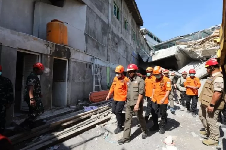 Proses evakuasi Ponpes Al Khoziny yang membuka fakta tentang izin bangunan pondok pesantren di Indonesia. (bnpb.go.id)