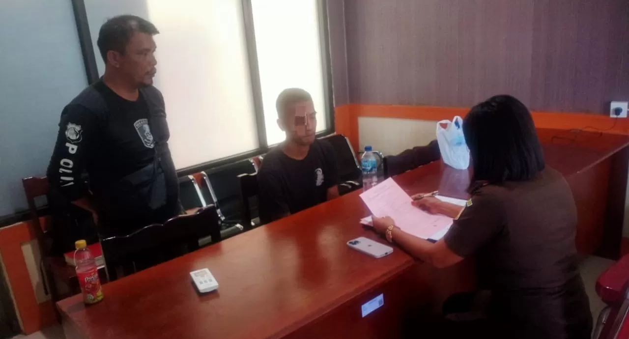 Polisi saat melakukan penyerahan tersangka dan barang bukti kepada pihak Kejaksaan Negeri Mimika. (Humas Polsek Mimika Baru).