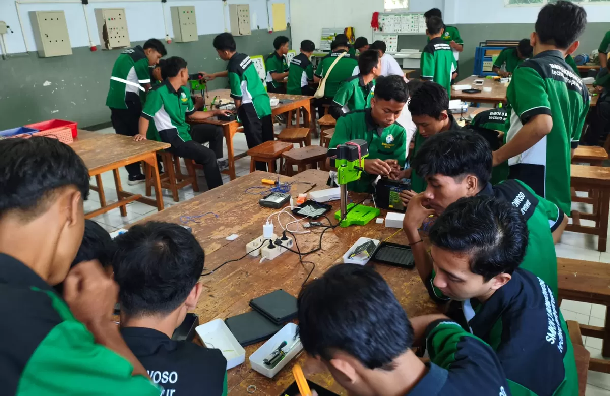 Para siswa SMKN 3 Bondowoso jurusan Teknik Elektronika Industri (TEI) sedang merakit alat penyiram taman otomatis.  (SketsaNusantara.id)