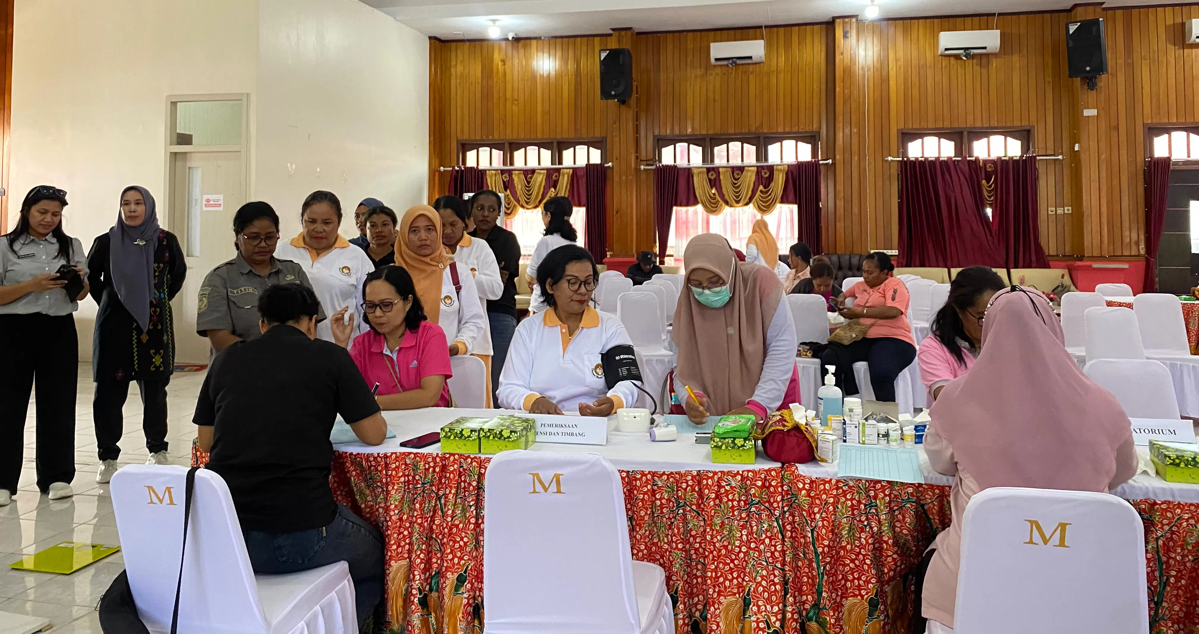 Suasana pemeriksaan kesehatan oleh pengurus DWP Papua Tengah di aula Kantor Gubernur Papua Tengah. (CEPOSONLINE.COM/THERESIA F. TEKEGE)