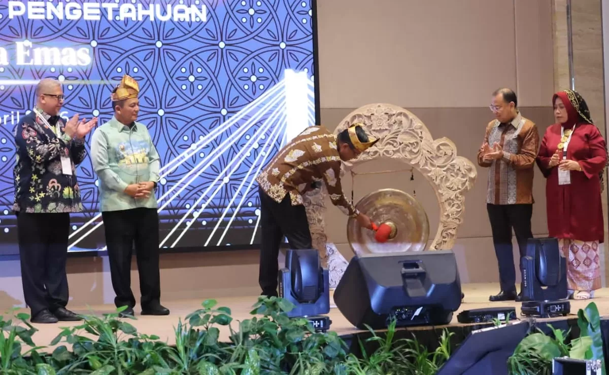 Menteri Hukum RI Dr. Supratman Andi Agtas memukul gong tanda pembukaan Pra-Kongres 2026 dan Rapat Pleno Pengurus Pusat yang Diperluas (RP3YD) Ikatan Notaris Indonesia (INI).