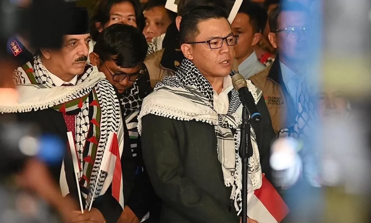 Potret Menlu Sugiono menjemput 9 WNI yang sempat ditahan di penjara Israel  saat tergabung dalam misi kemanusiaan Global Sumud Flotilla ke Gaza, Palestina (Instagram/menluri)