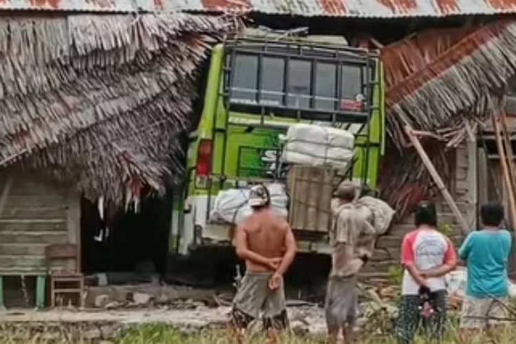 Bus alami rem blong seruduk rumah warga di Dusun Gandalari, Tojo Una Una. (Foto: tangkap Layar)