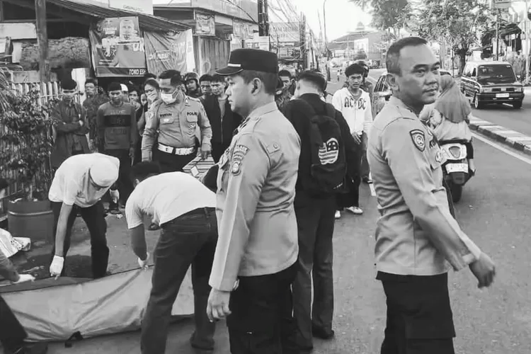 TINDAKAN : Evakuasi terhadap jasad AN usai kecelakaan tunggal yang terjadi di Jalan Raya Bogor, Cimanggis, Kota Depok, Rabu (1/1) pagi. (DOKUMENTASI POLRES DEPOK)