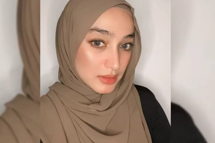 Santyka Fauziah, kekasih baru Sule, menghadiri pernikahan Rizky Febian. Simak biodata dan profilnya yang menarik perhatian publik. (Tangkap layar Instagram zaika.id)