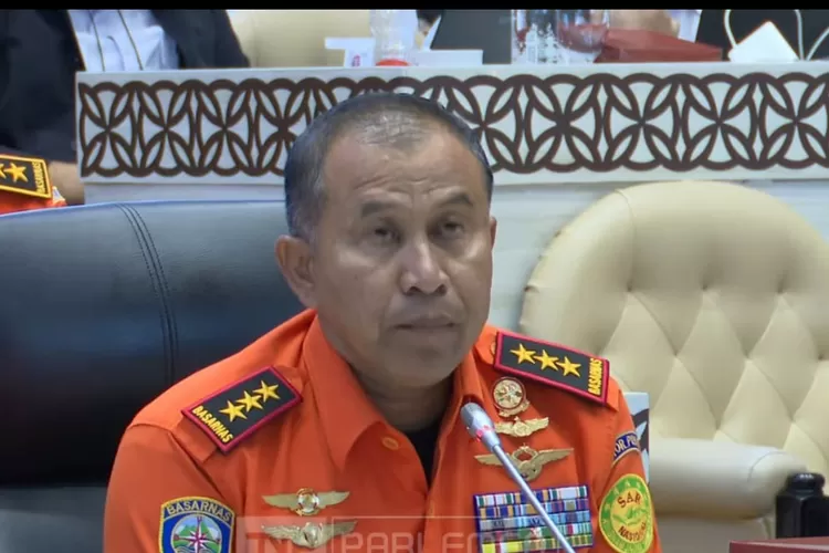 Kepala Basarnas, Mohammad Syafii ungkap perkembangan terbaru soal penanganan bencana di Aceh, Sumatera Utara dan Sumatera Barat. (YouTube/TVR Parlemen)