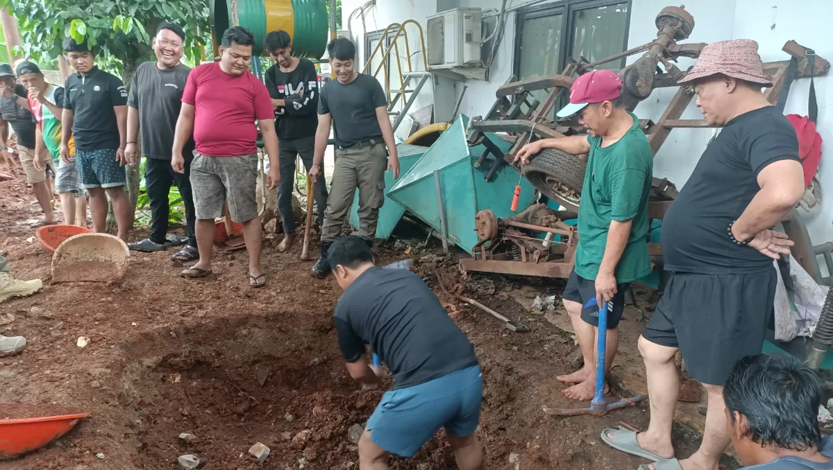Bergotong royong melaksanakan kerja bakti pembentukan Teba Sampah Organik