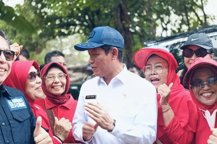 Menteri Lingkungan Hidup Hanif Faisol Nurofiq, berbincang dengan warga Depok, usai menyegel TPA ilegal Limo. (Kementerian Lingkungan Hidup)
