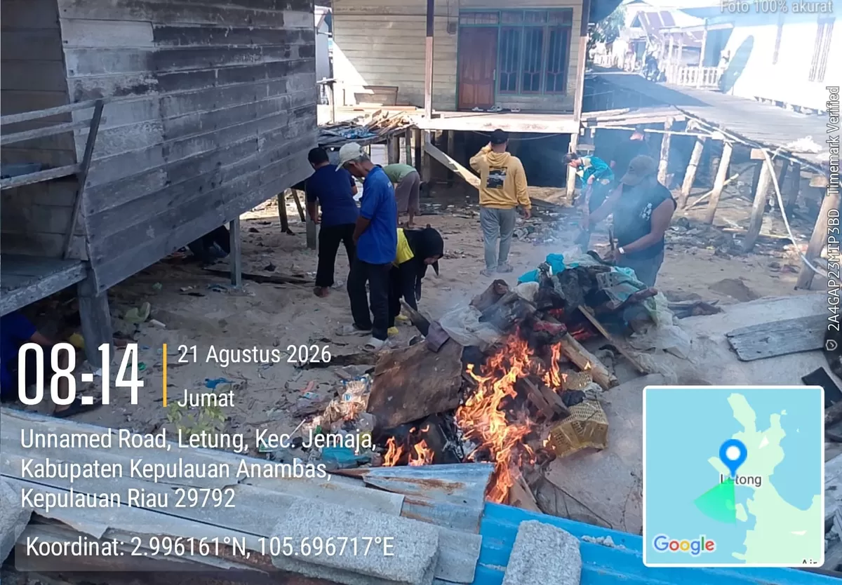 Dengan membawa peralatan seperti sapu, cangkul, dan karung sampah, warga bahu-membahu menciptakan lingkungan yang bersih dan sehat, Jumat, 21 Agustus 2026 (Ropi Kahardi)