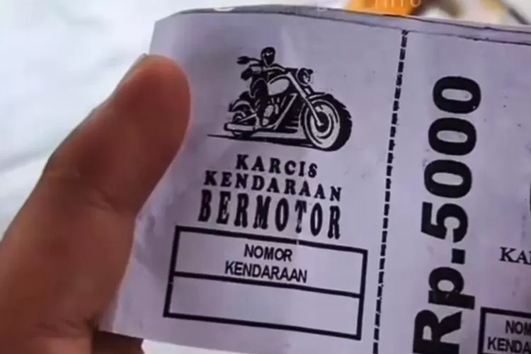 BUKTI KARCIS : Penampakan karcis parkir di Setu Tujuh Muara dekat Jembatan Juara yang dikeluhkan warga, Minggu (20/4). (RISKY DWI LESTARI/RADAR DEPOK)