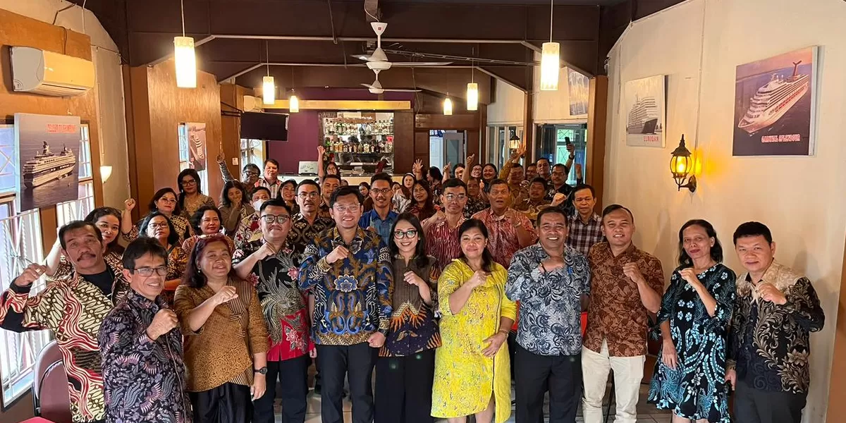 Jajaran Pengurus Yayasan, Universitas dan Politeknik MBP berfoto bersama saat Open House Tahun Baru 2026 (Humas/UMBP)