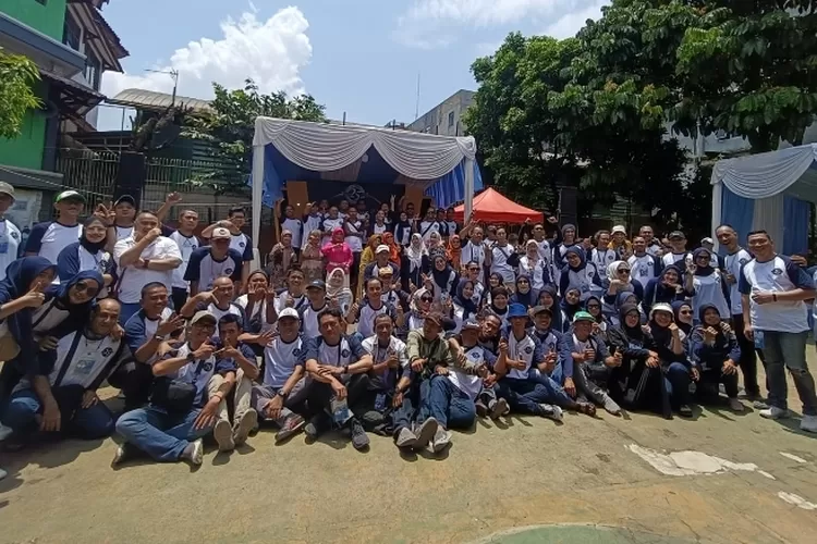 Alumni SMA PGRI 4 Bogor saat menggelar acara reuni angkatan 2000. Mereka terlihat kompak meski sudah berpisah hampir 25 tahun.