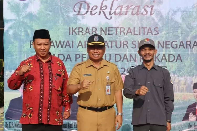 Sekda Depok Supian Suri (tengah) bersama Ketua KPU Depok, Willi Sumarlin (Kiri) dan Komisioner Bawaslu Depok, Andriansyah (Kanan) setelah pembacaan Deklarasi Ikrar Netralitas di Halaman Balaikota Depok, pada Senin (8/1). (RADAR DEPOK)
