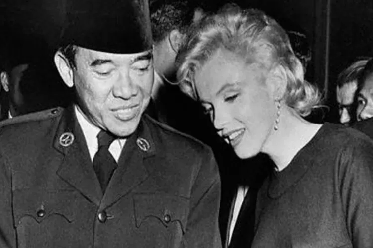 Pertemuan Soekarno dengan Marilyn Monroe pada tahun 1956 di Beverly Hills yang menjadi gosip dunia (arsipindonesia.com)