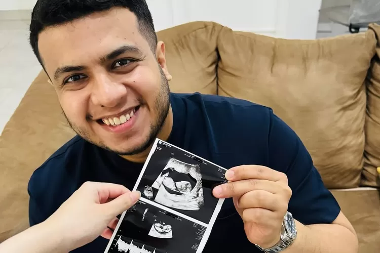 Yislam Jaidi pamer foto USG milik Miskah Shafa (Foto: Gorajuara/ Instagram/ @yislamaljaidi)